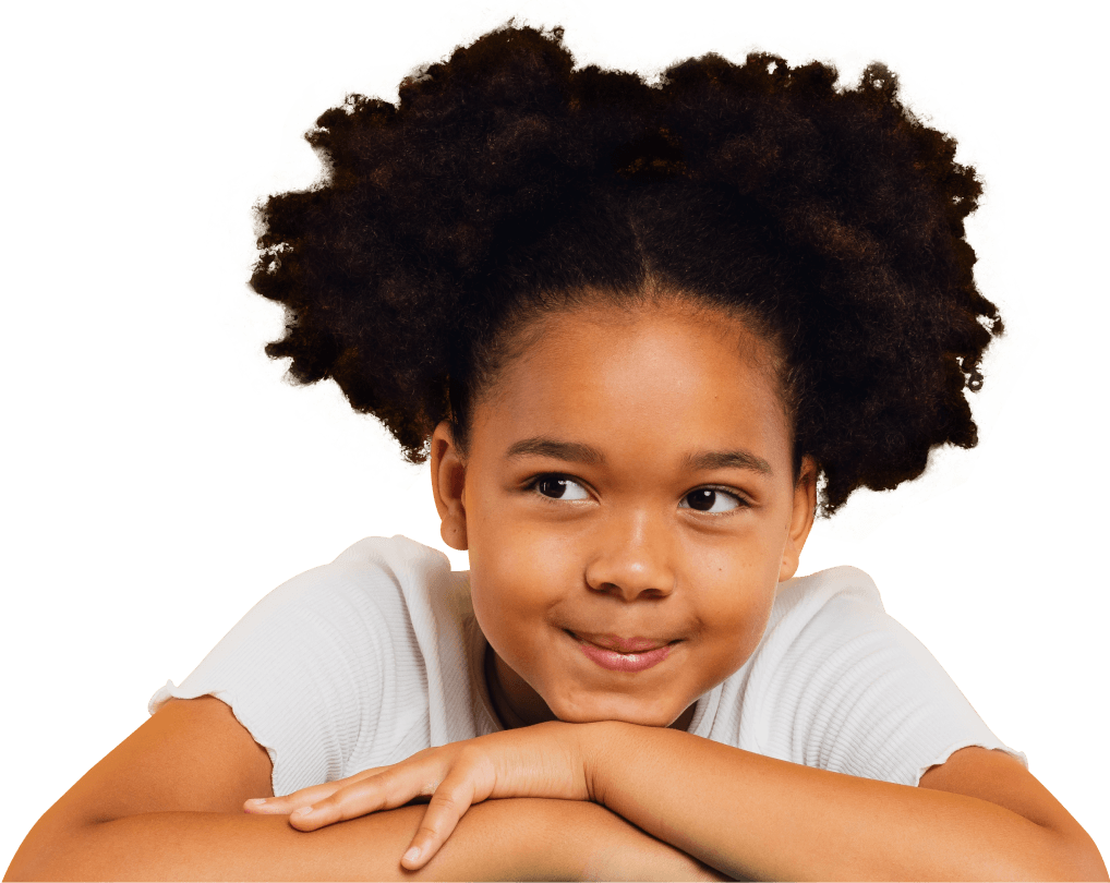 Composição de foto com ilustração. À esquerda da página a personagem Lygia em pé, e ao seu lado esquerdo um coqueiro ilustrado; à direita foto de uma menina negra. Ambas estão se olhando. Em um balão de fala acima da personagem está escrito ”Oi, eu sou a Lygia. Vamos explorar juntas?”