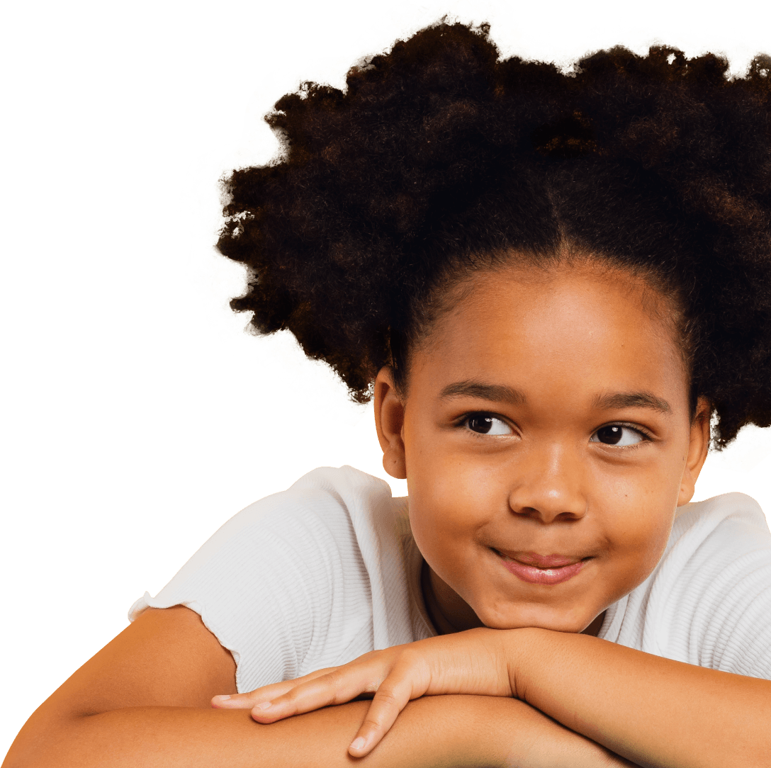 Composição de foto com ilustração. À esquerda da página a personagem Lygia em pé, e ao seu lado esquerdo um coqueiro ilustrado; à direita foto de uma menina negra. Ambas estão se olhando. Em um balão de fala acima da personagem está escrito ”Oi, eu sou a Lygia. Vamos explorar juntas?”