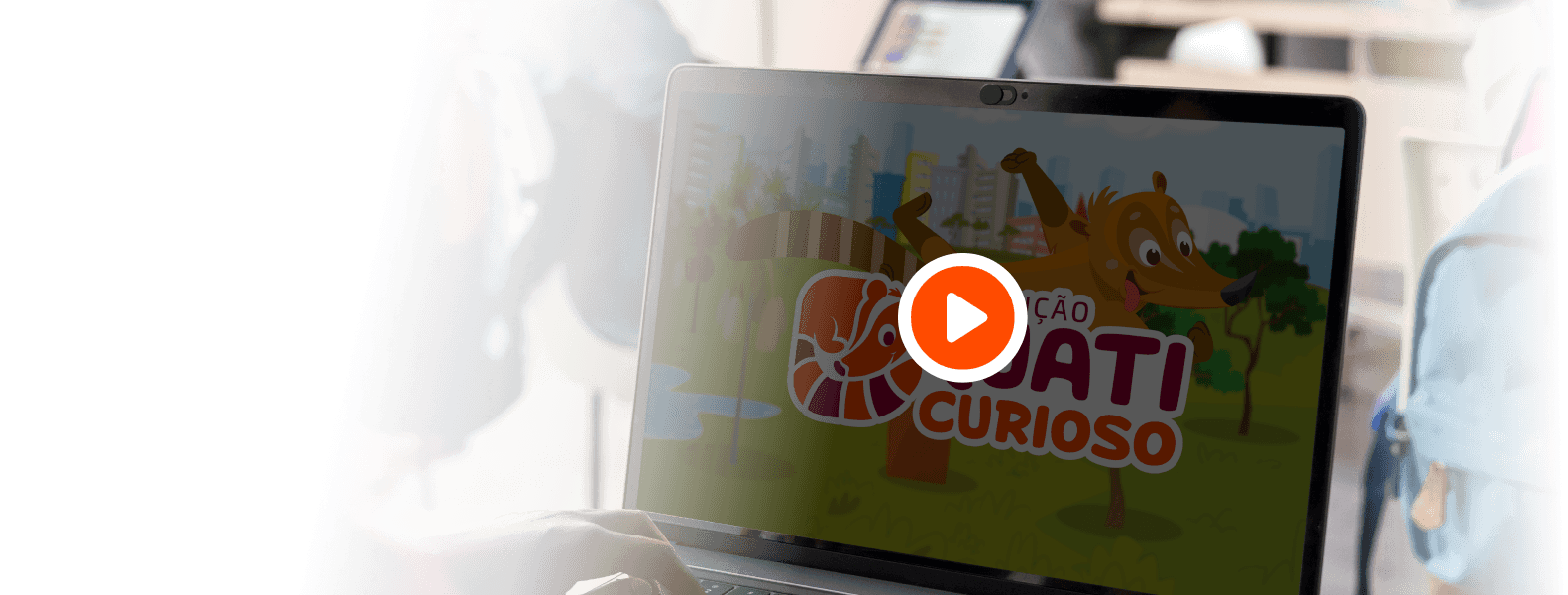 Sala de aula com um notebook em primeiro plano no qual na tela tem uma imagem da Plataforma Educativa.